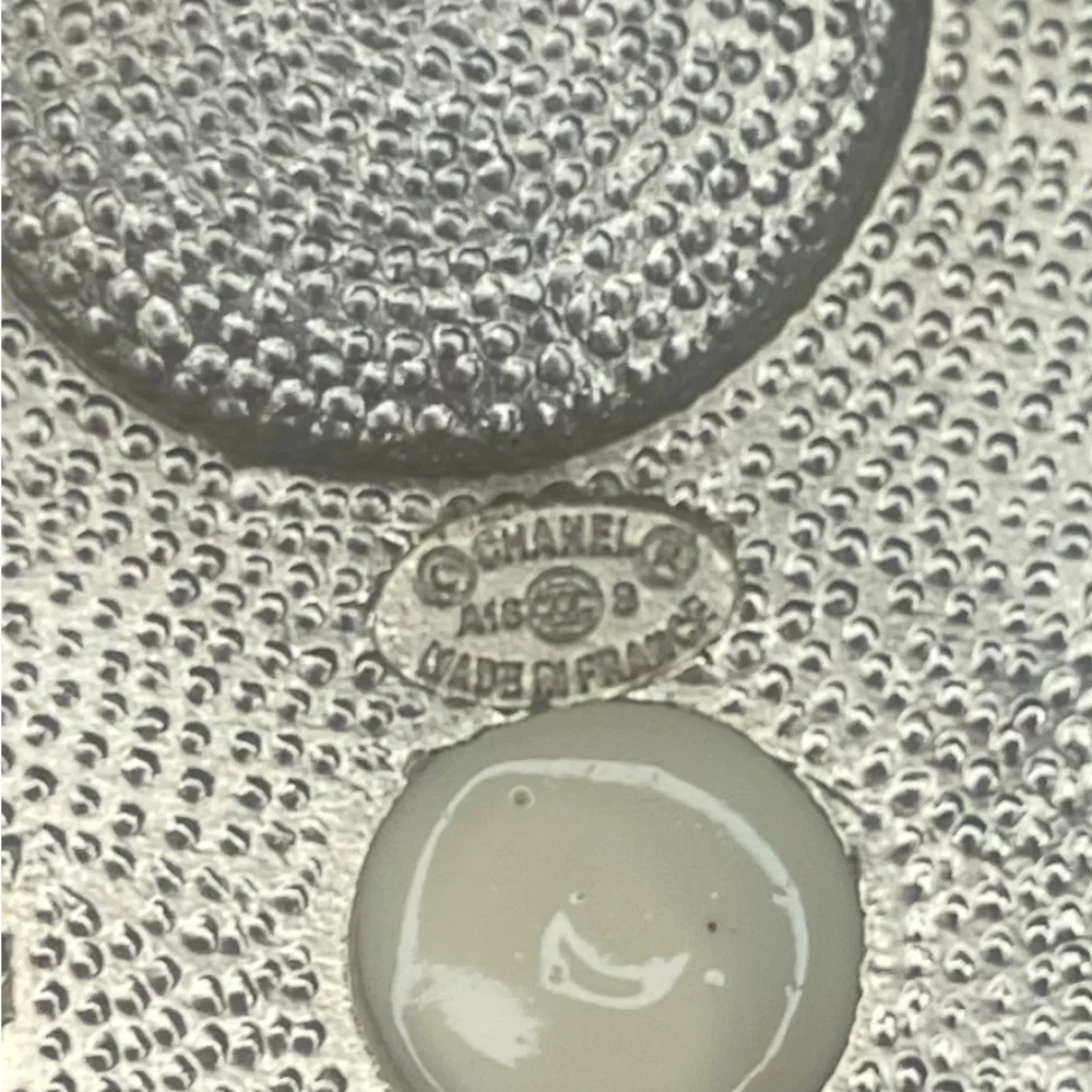 Vintage CHANEL 2018 Autumn Faux Pearl & Resin CC Logo Brooch Pin - Picture 10 of 13